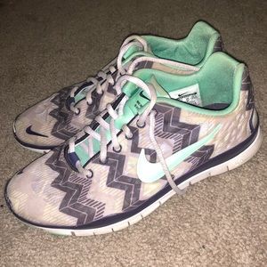 Nike chevron tennis shoes size 8.5